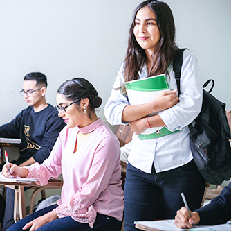 Estudante em pé na sala de aula