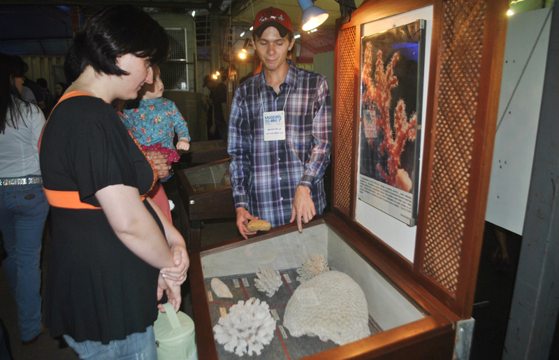 Aluno do 2º termo de Ciências Biológicas, Jonatas Rafael Mattivi, demonstra ao público as esponjas e corais
