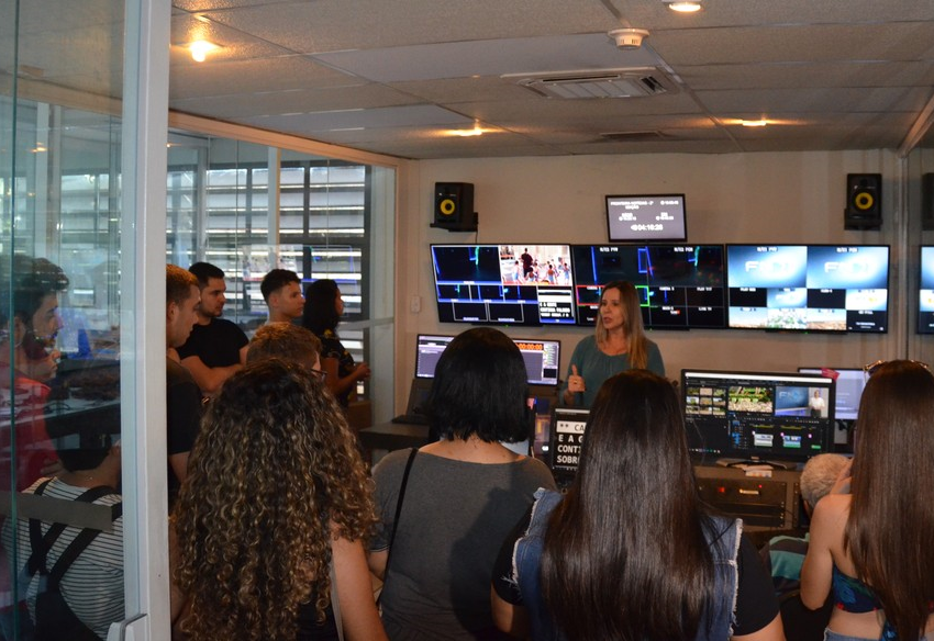 Estudantes da UniFAI participaram de visita técnica e debate no  Sem Filtro da TV Fronteira