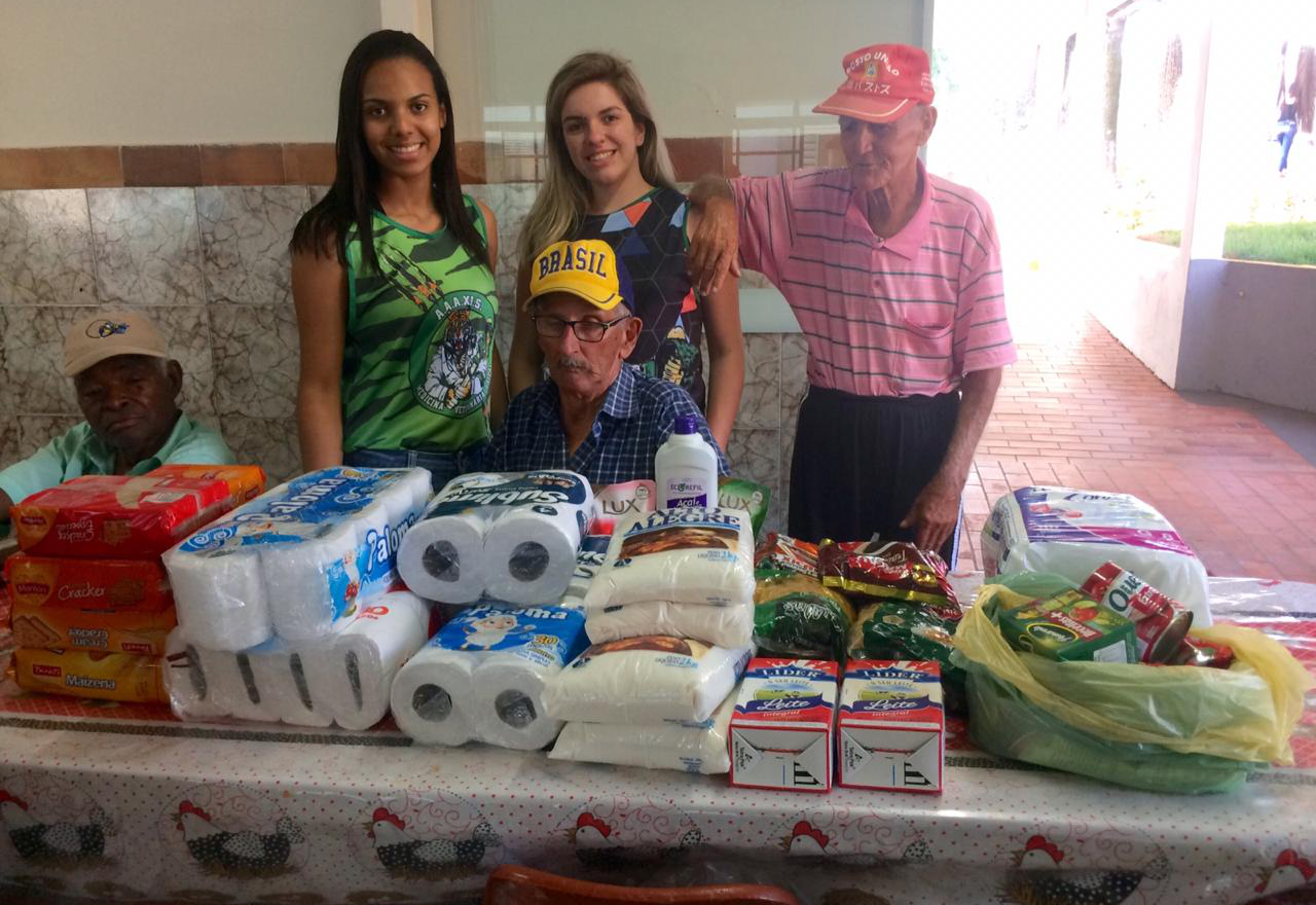 Alunas  de Medicina Veterinária entregando donativos no Lar dos idosos de Adamantina