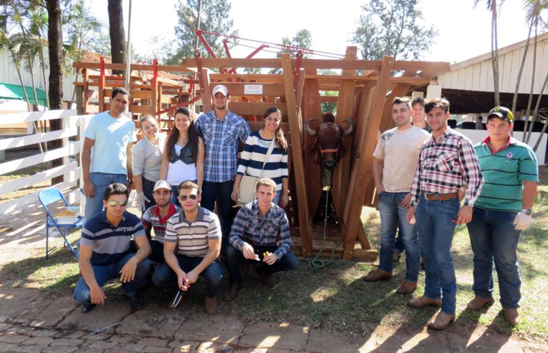Após a coleta das amostras, os alunos realizaram uma visita técnica às instalações da feira agropecuária, com avaliação zootécnica do gado de corte, de leite e equinos