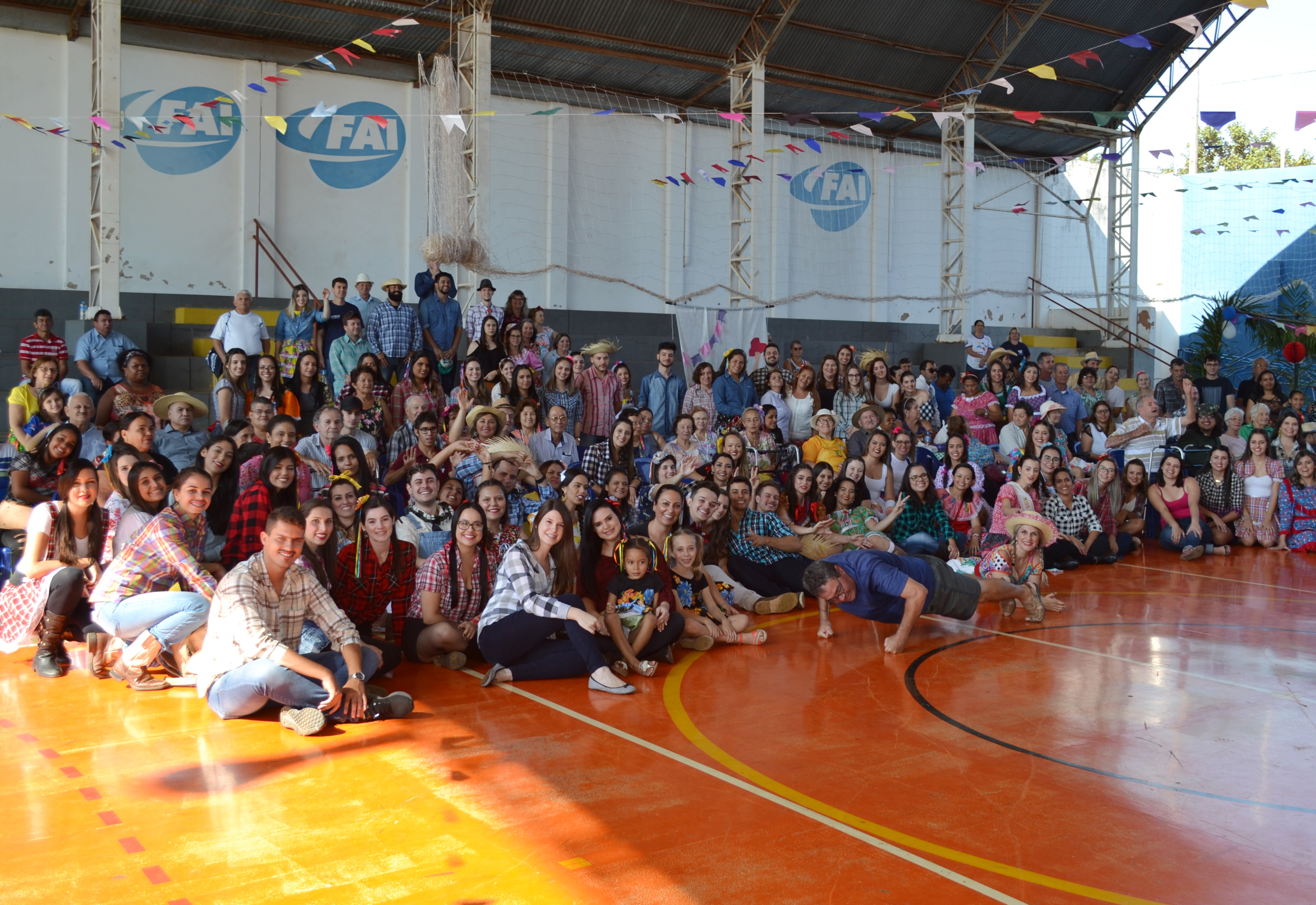 Pacientes, alunos e professores na festa junina da Fisioclínica