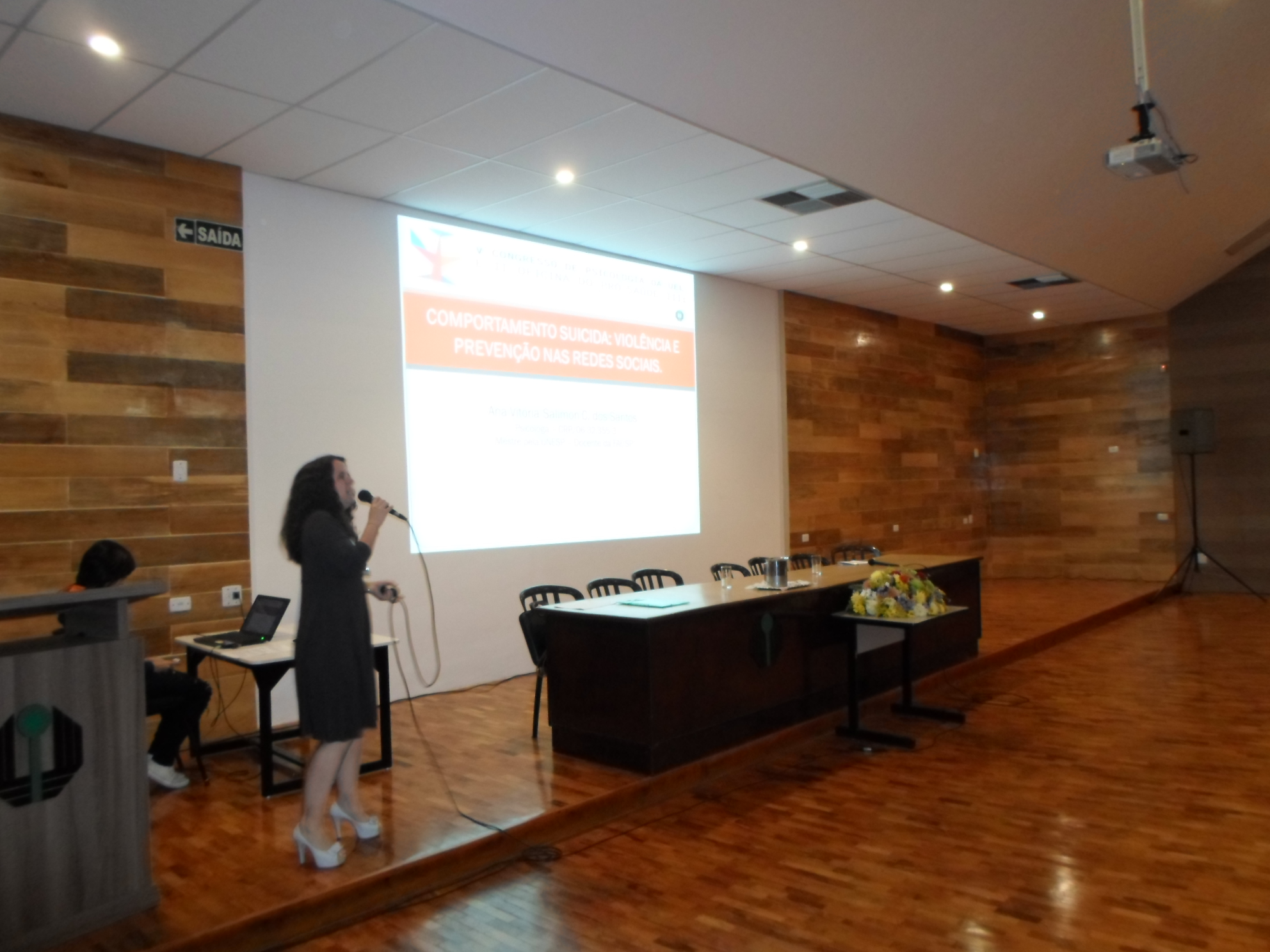 09/14: Profa. Ana Vitória em palestra na UEL:Comportamento suicida: violência e prevenção nas redes 