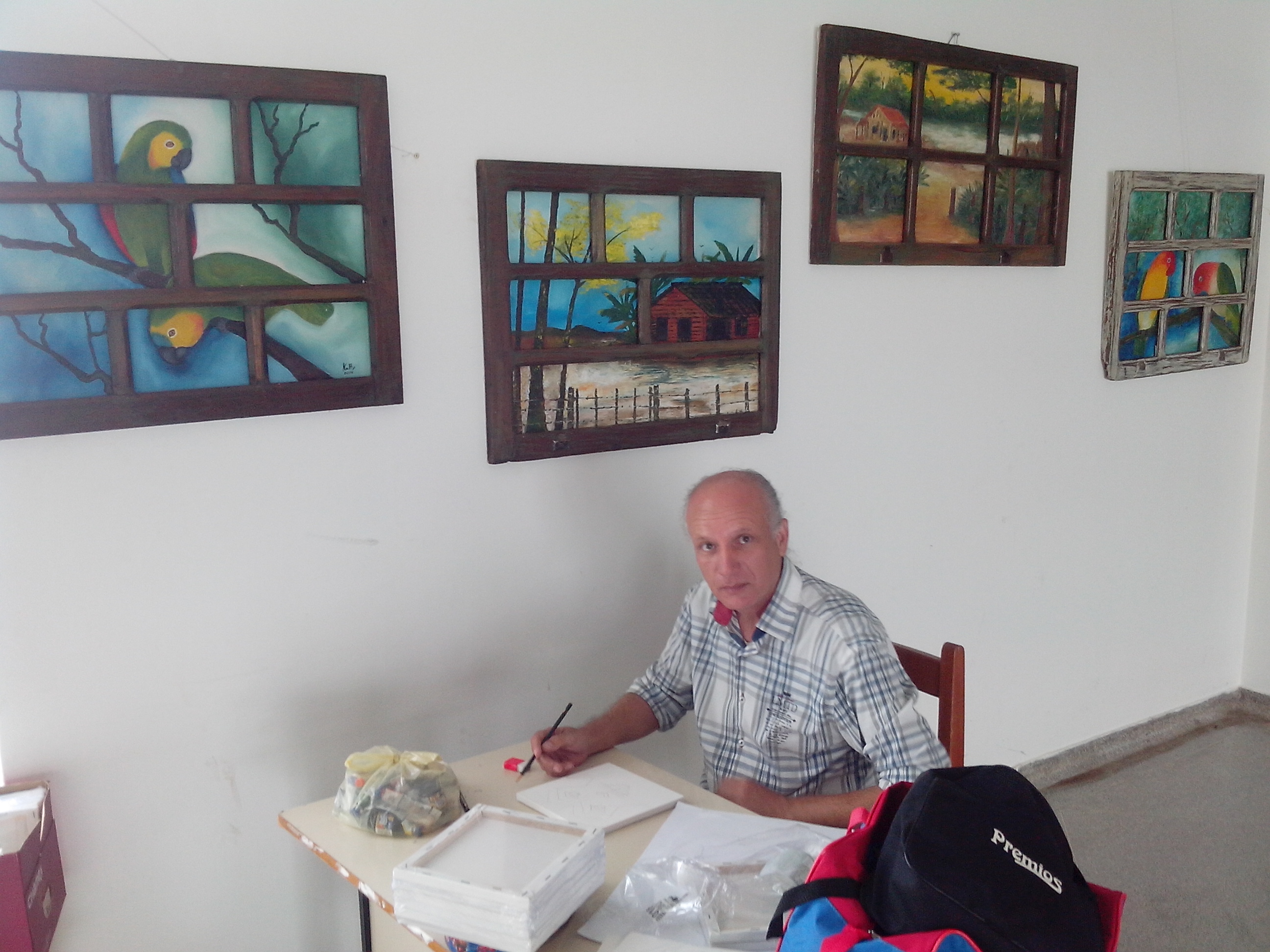 18/05/2015: Artista Plástico Milo Vecchiati (Kotty) ao lado de sua exposição