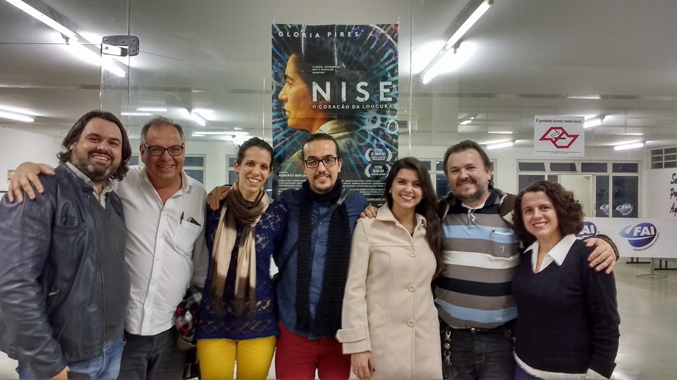 Equipe CRP (Edgar, Maiara e Fernando) e profs FAI: foto com cartaz Nise - O Coração da Loucura