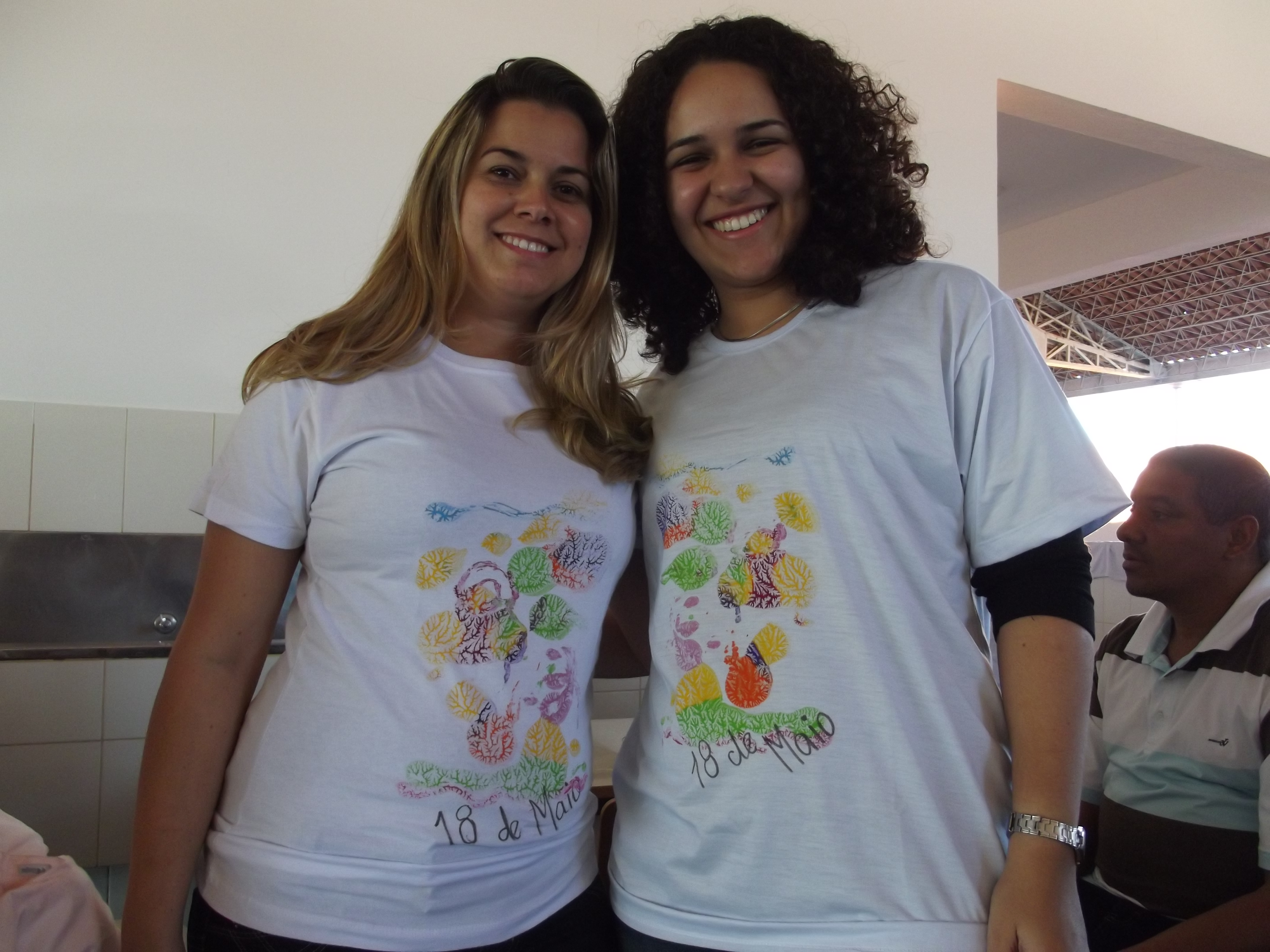 Elisângela e Mariana: camisetas \"tatas\"
