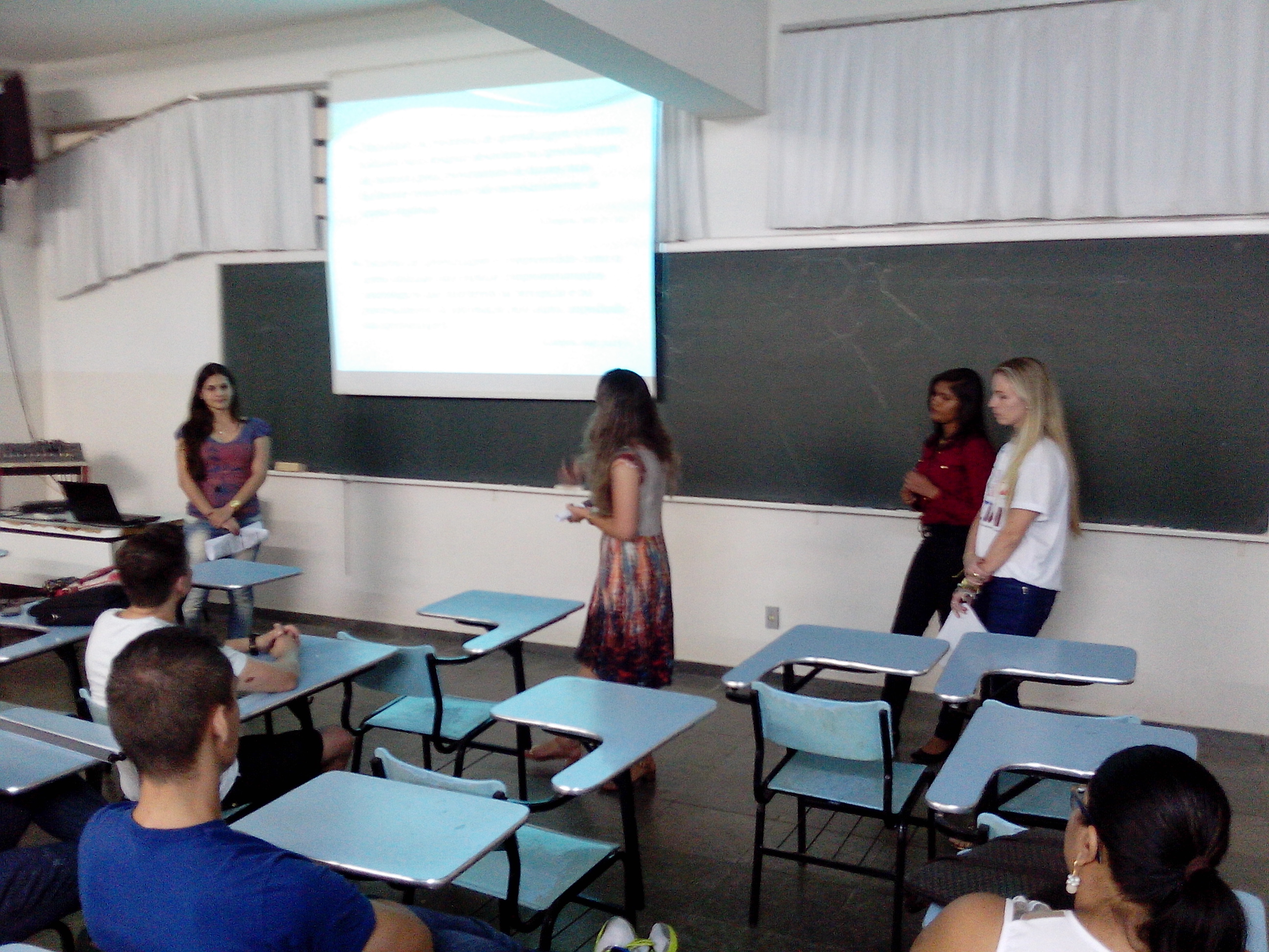 22/10/14: Natália, Letícia, Betânia e Maria Angélica apresentam a intervenção em Psicologia Escolar
