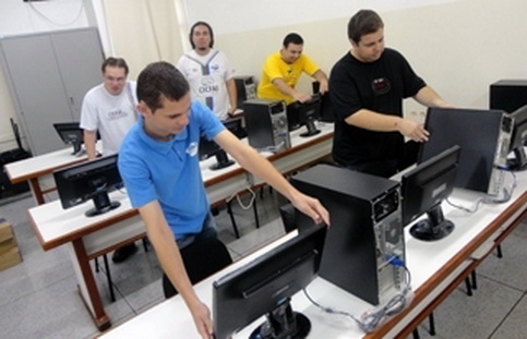 Laboratório de informática da FAI ganha novos computadores