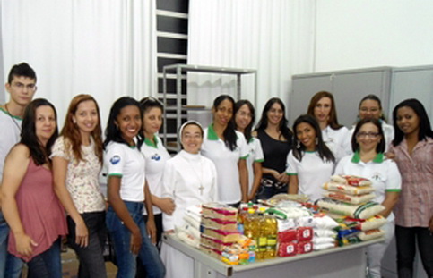 Alunos de Serviço Social da FAI distribuem mantimentos arrecadados em Trote Solidário