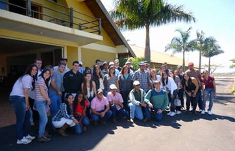Alunos de Medicina Veterinária da FAI visitaram fazenda de bovino e equinos