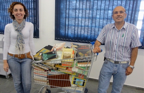 Professor de Agronomia da FAI faz doação de livros à biblioteca da instituição