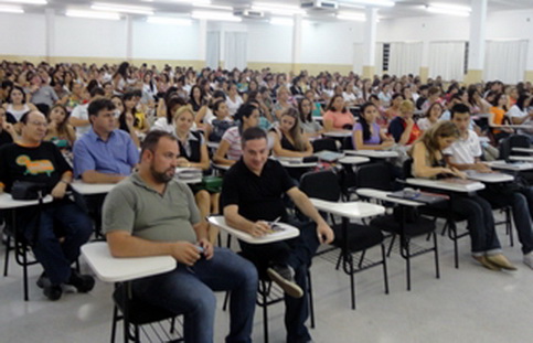 Universitários participam do Ciclo Gêneros e Etnias no auditório do campus II da FAI