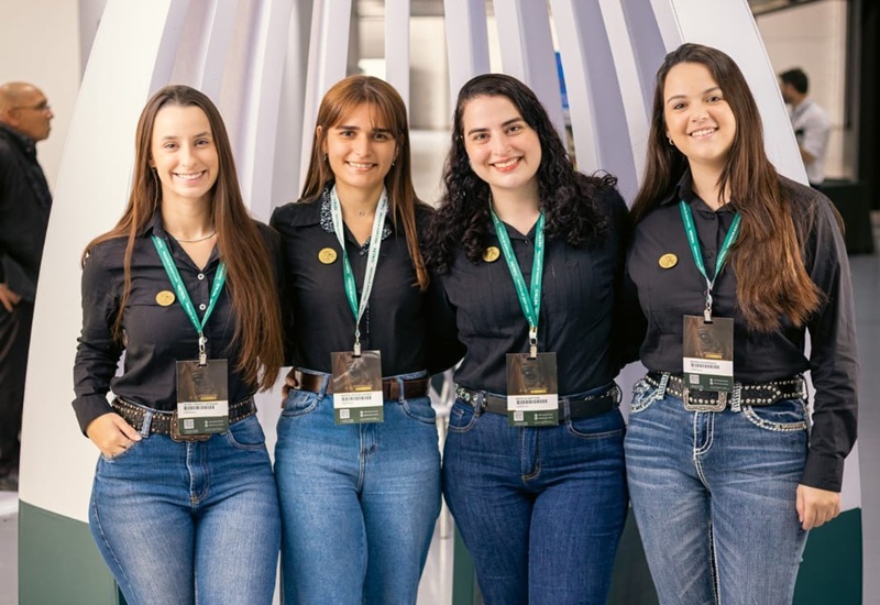 Alunos de Medicina Veterinária da FAI integram Rede Nacional durante conferência da ABRAVEQ em Campinas